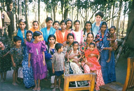 mit Frauen und Kindern in Bangladesh